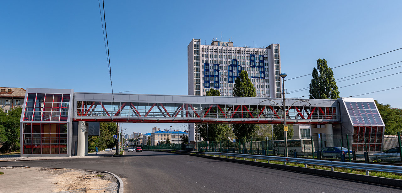 Пішохідний міст біля НАУ в Києві